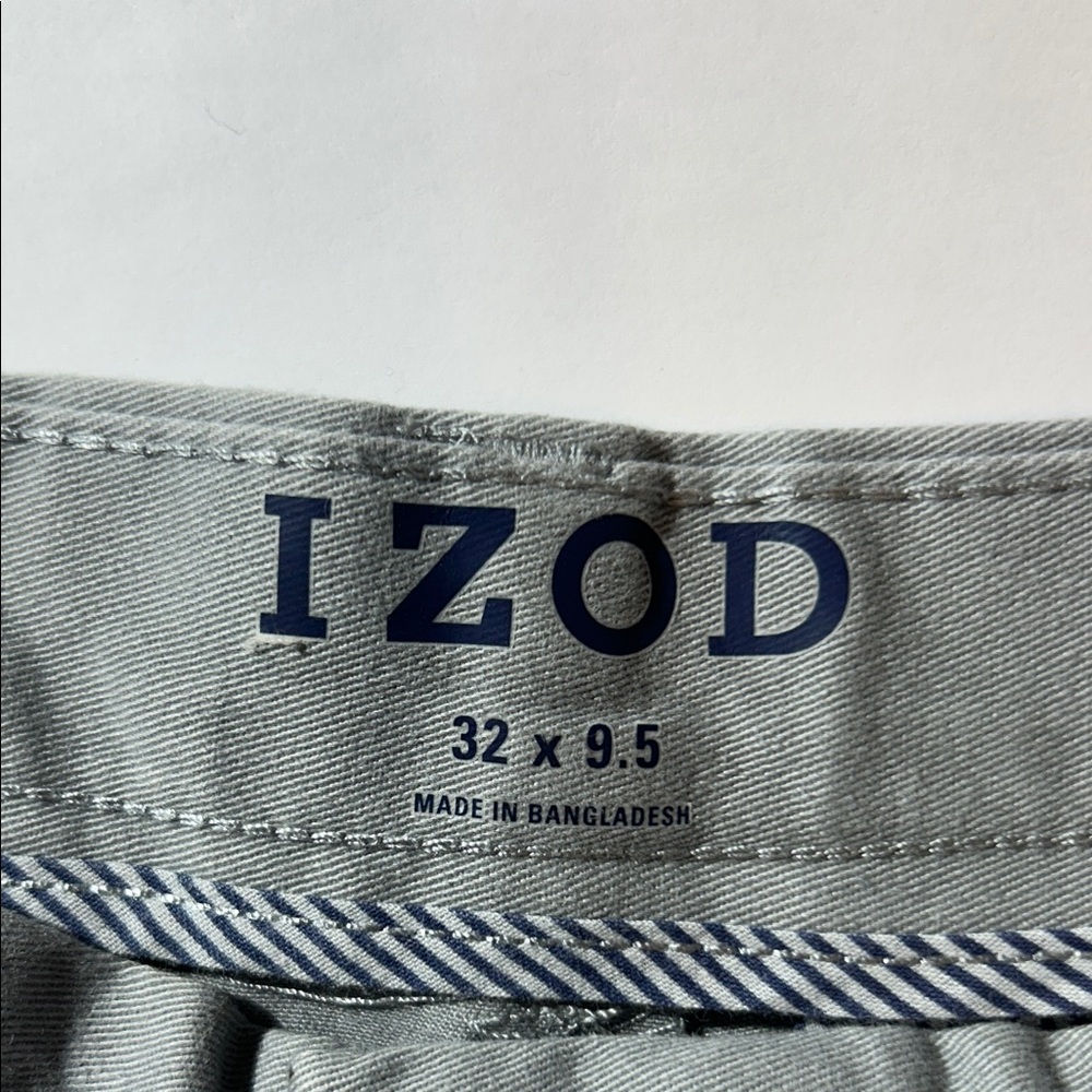 Izod Men's Gray Flat Front Shorts - Picture 2 of 4